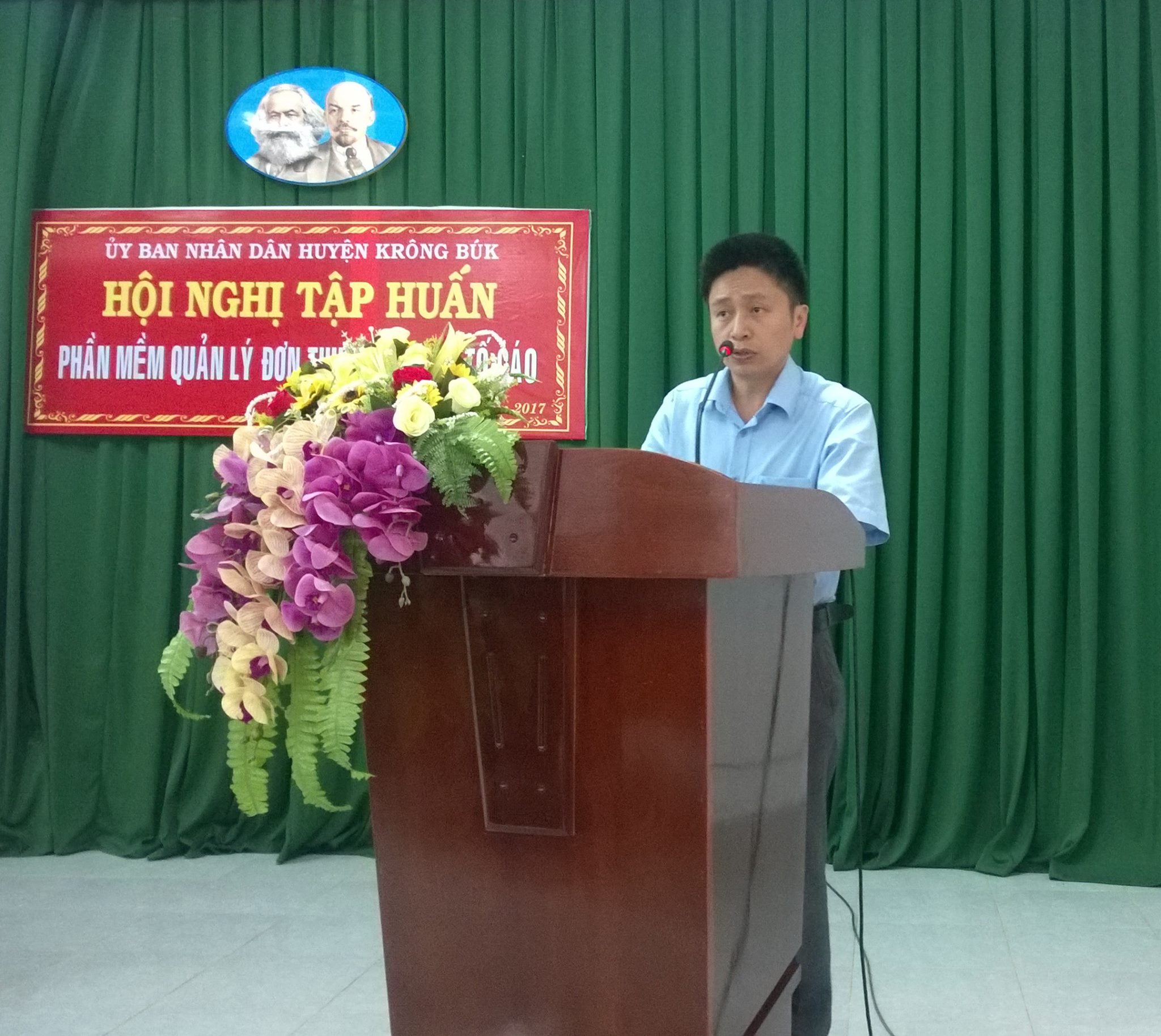 Ông Nguyễn Thế Anh - Chánh Văn phòng HĐND và UBND huyện thừa ủy quyền lãnh đạo UBND huyện phát biểu tại lớp tập huấn